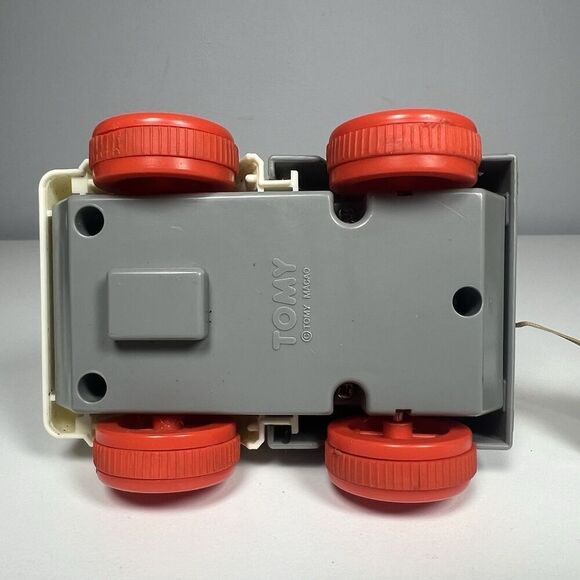 Tomy Pull-Away Toy Tow Truck Vintage 1984 No. 1043 Complete With Box & Booklet - Picture 7 of 12